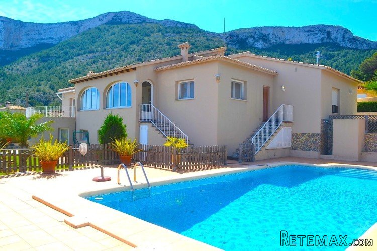 Spacious single storey villa with superb sea views and..