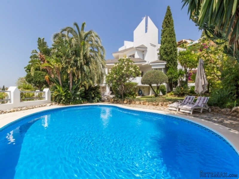 5 Bedroom Villa For Sale Situated In El..