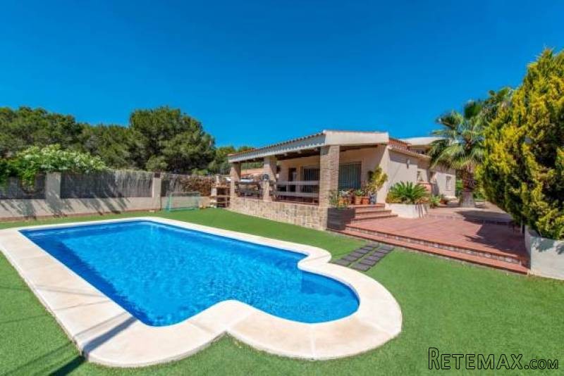 3 Bedroom 2 Bathroom Villa In..