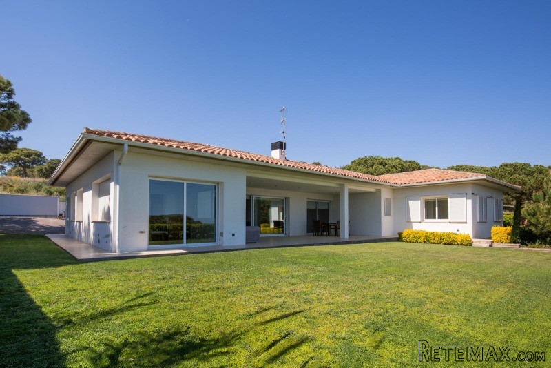 Stunning house in private residential..