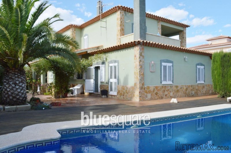 Lovely homely villa within walking..