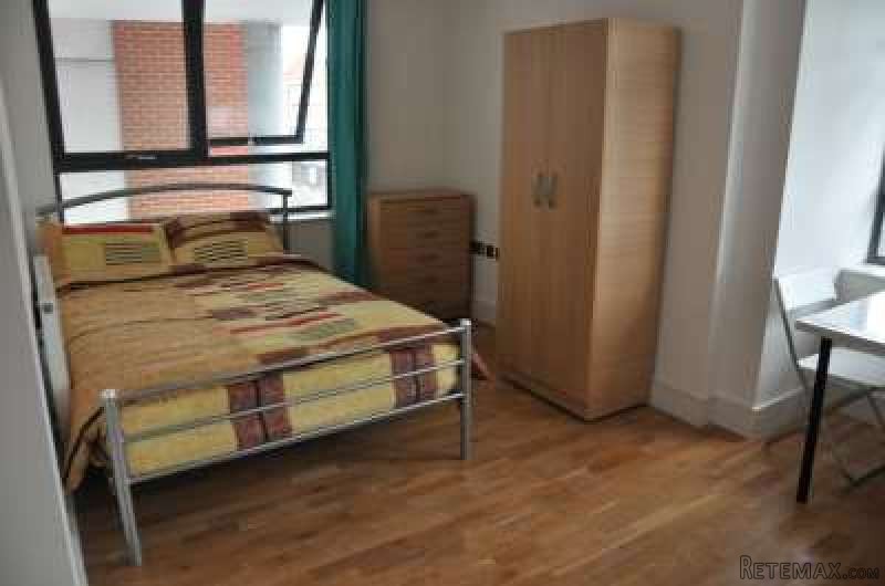 Single with double bed near Canary..