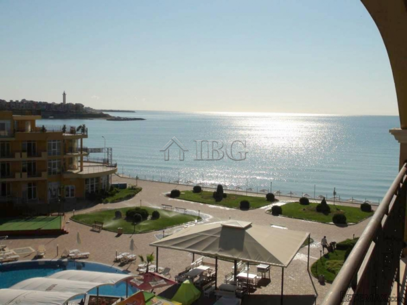 One-bedroom apartment with pool and sea..