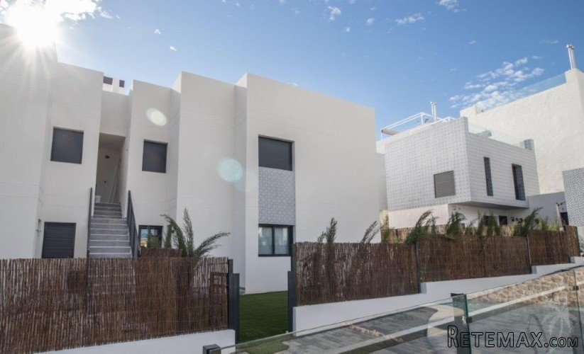 This beautiful project in Orihuela Costa comes with..