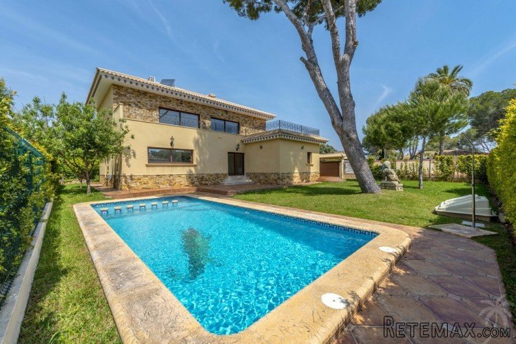 This luxury villa is located in Dehesa de Campoamor, one of..