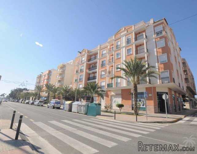 This apartment with excellent light and a (south) eastern..