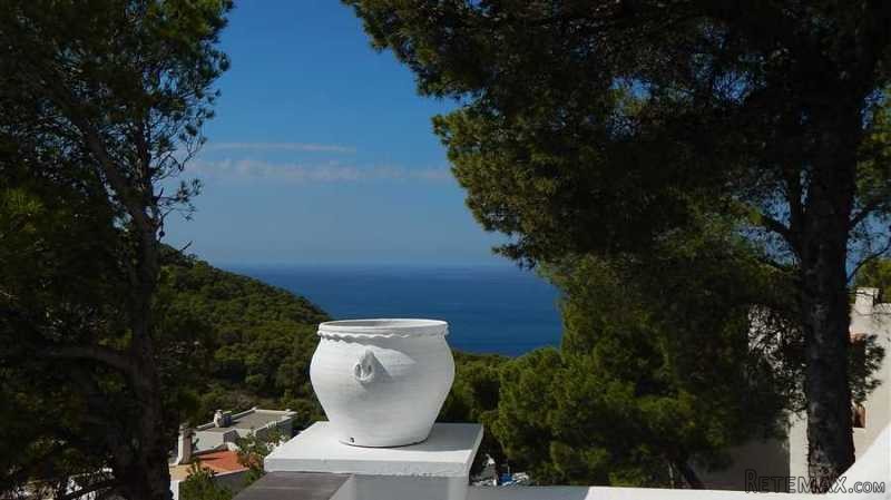 Well kept apartment with sea views