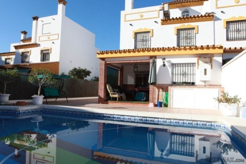 3 bedroom, 4 bathroom Townhouse, (build..