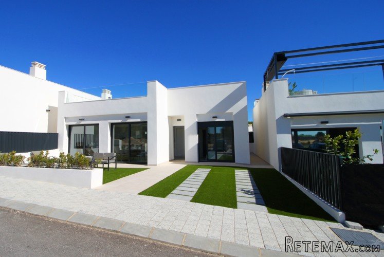 These beautiful new construction villas are located in Lo..