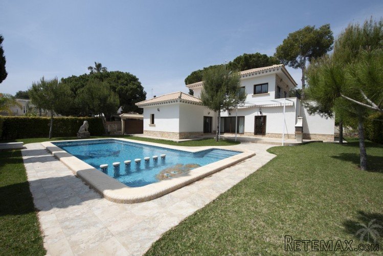 This luxury villa is located in Dehesa de Campoamor, on one..