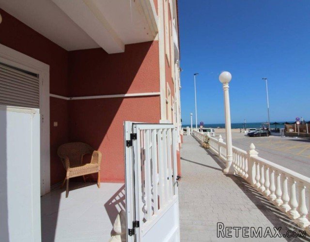This ground floor apartment in La Mata has 2 bedrooms, 1..