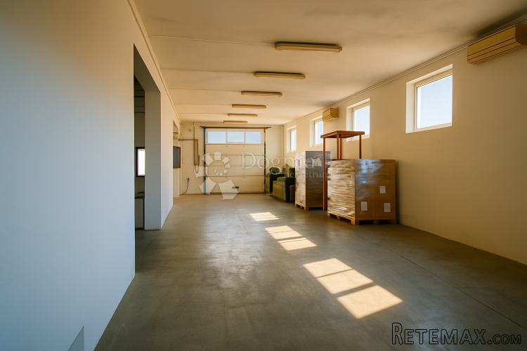 Industrijska hala 340m2 + veliko zemljište u Pazinu. Idealno - 2
