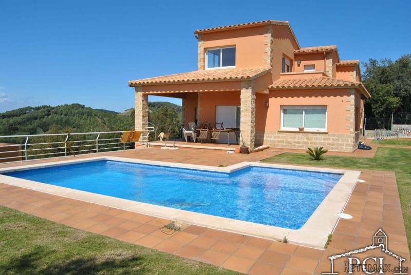 /01 Nice house with private pool in..
