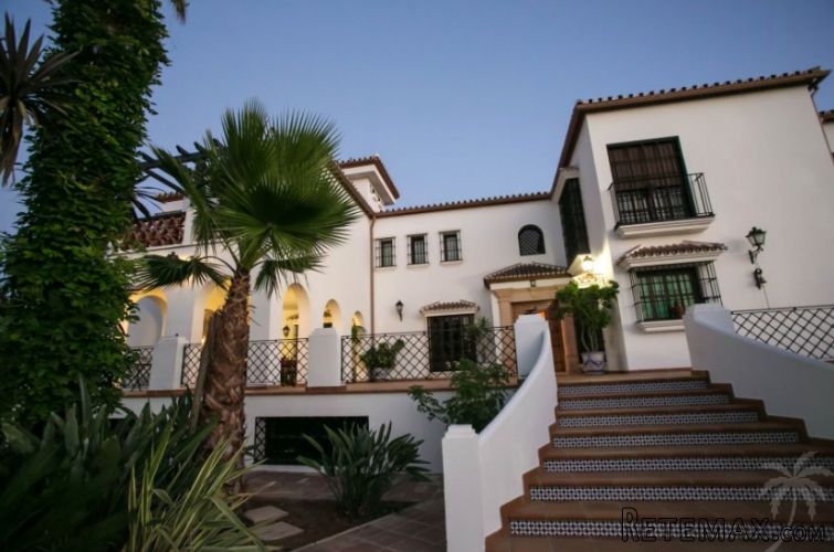 A beautiful villa on a plot of 12,000 m2 in a quiet and..
