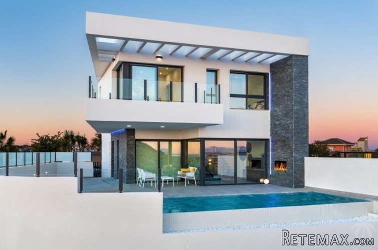 This beautiful villa offers very beautiful views and is..