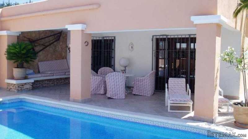Detached house diviede in two units - 2
