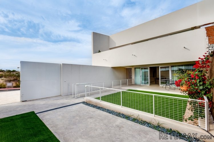 Los bungalow se ubican en Torrevieja, cerca de Las..