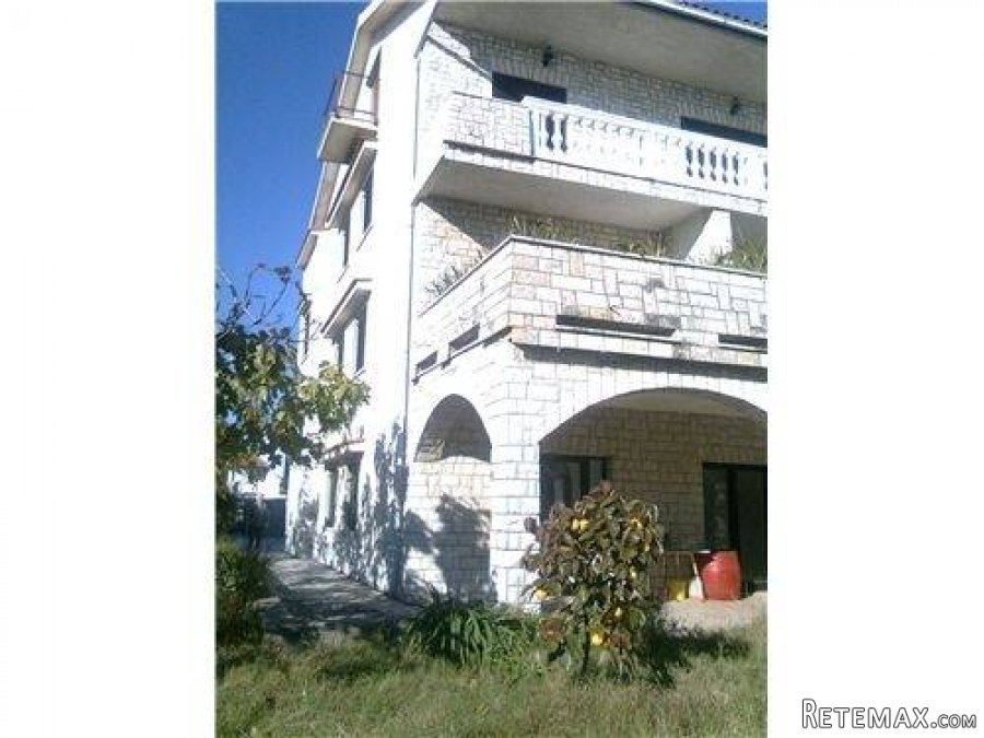 Kuća sa tri stana i 1000 m2 terena