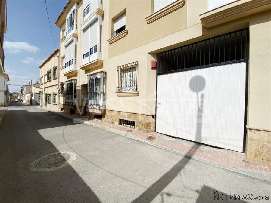 A spacious, well maintained, light & airy, modern, ready.. - 2