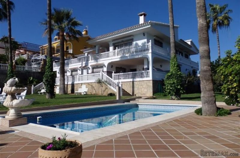 Villa for Sale in Almayate..
