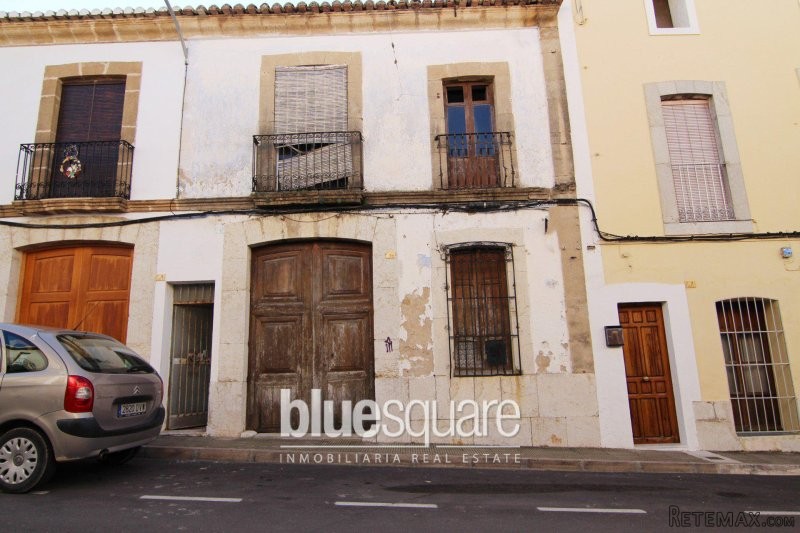 Large townhouse for renovation - 2