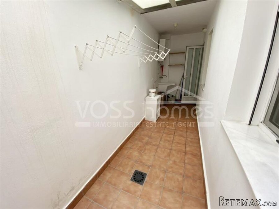A spacious, well maintained, light & airy, modern, ready.. - 10