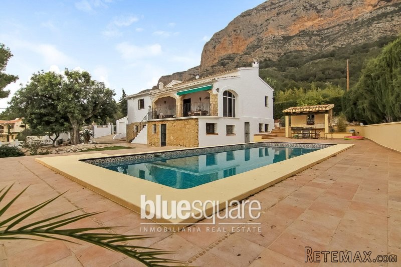 6-Bedroom Detached Villa in Montgo area..