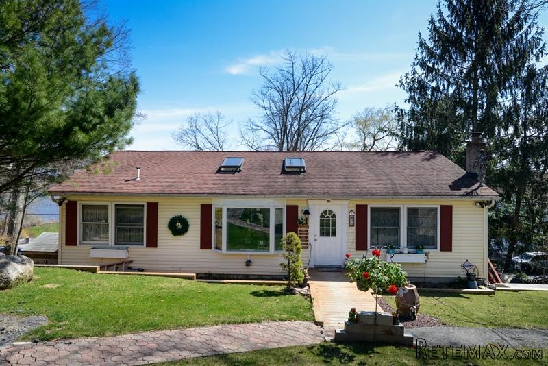 4 bedroom House For Sale: 99 Entrance..