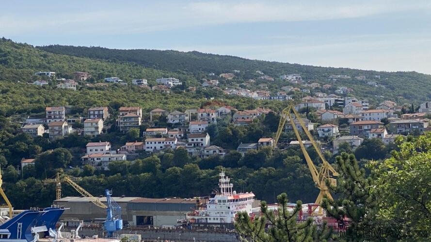 Kostrena - kuća s tri stana i dvije garaže