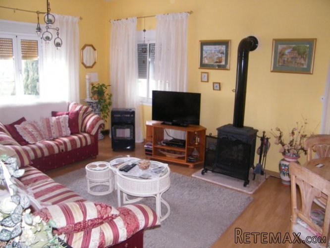 This large detached 4 bedroom villa is located on the.. - 2
