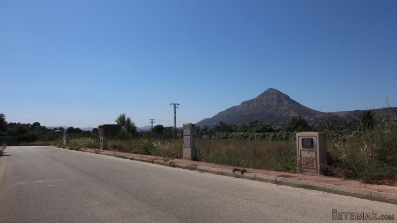 Lovely flat building plot of 1316m2 in..