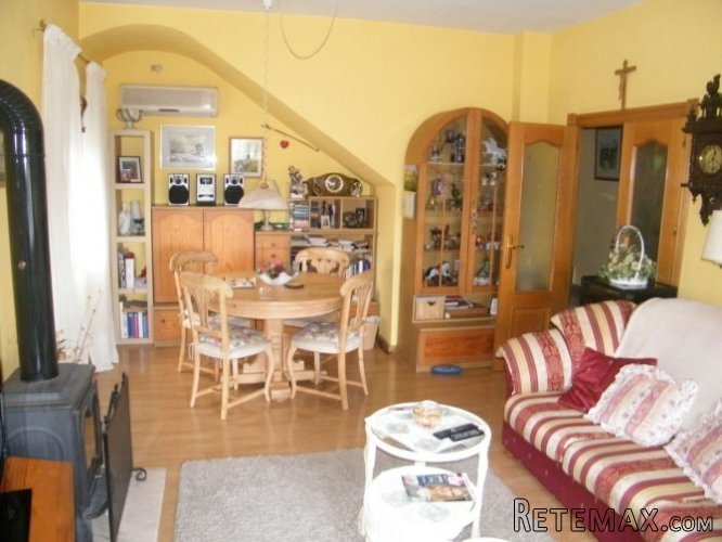 This large detached 4 bedroom villa is located on the.. - 3