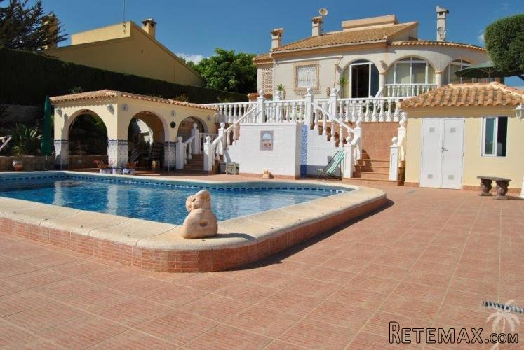 Located in a luxurious villa area, we have this outstanding..