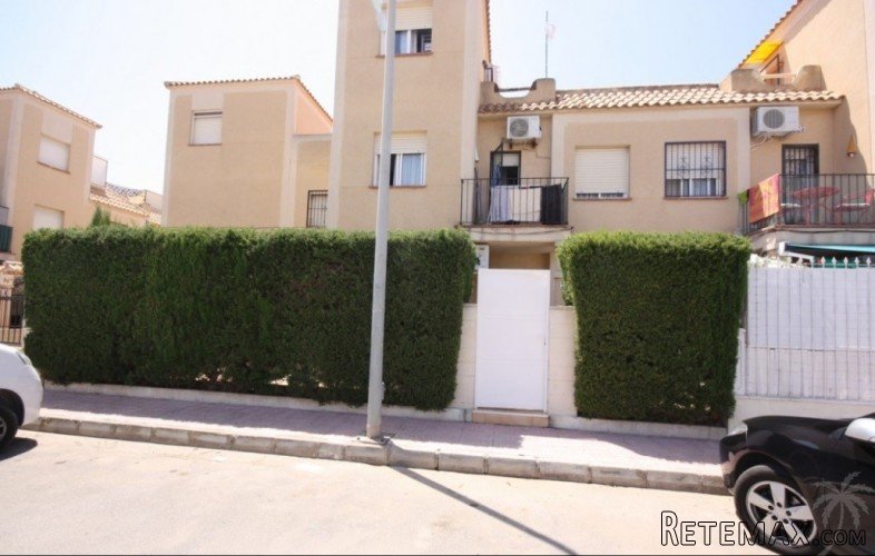 This apartment with 2 bedrooms on ground floor level has an..