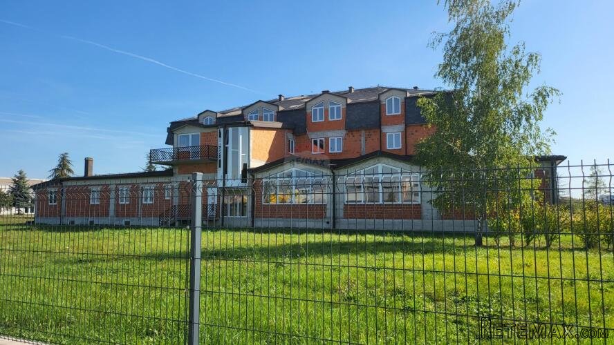 Hotel roh-bau s građevinskim zemljištem 8015 m2