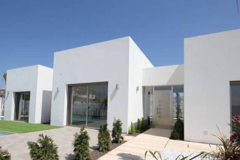 3 Bedroom 2 Bathroom Villa In Ciudad.. - 2