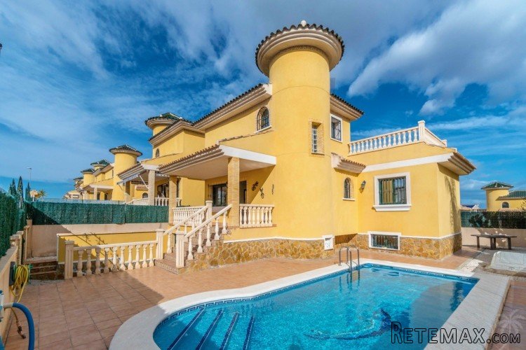 With beautiful sea views and at a good price this villa can..