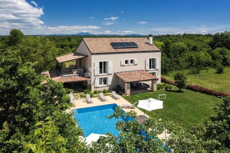 VILLA SA BAZENOM, WELLNESSOM I FITNESSOM NA RUBU SELA