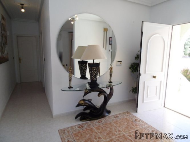 A superb detached villa located in the centre of the.. - 2
