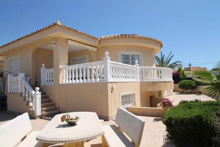 This super luxury detached south facing villa with 3..
