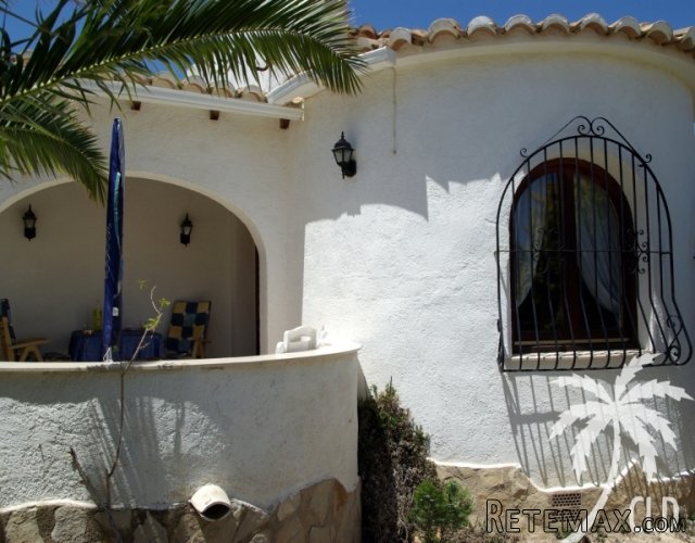 Detached bungalow for sale in Cumbre del Sol with roof..