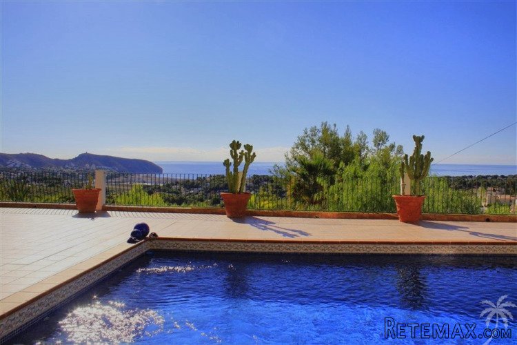 Panoramic sea view villa in Moraira for sale. A driveway..