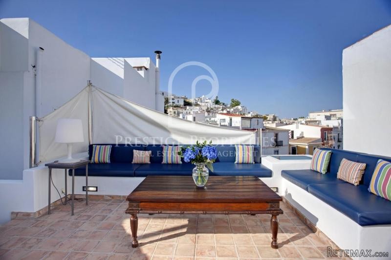 Beautiful reformed house in the Marina..