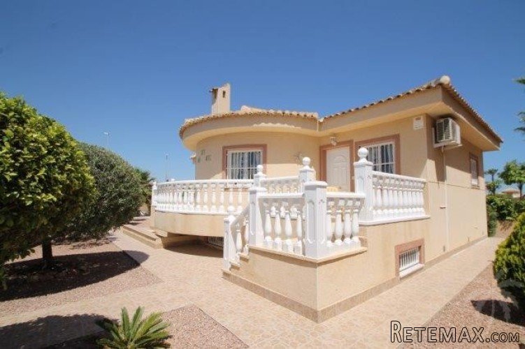 This super luxury detached villa on the south-west with 3..