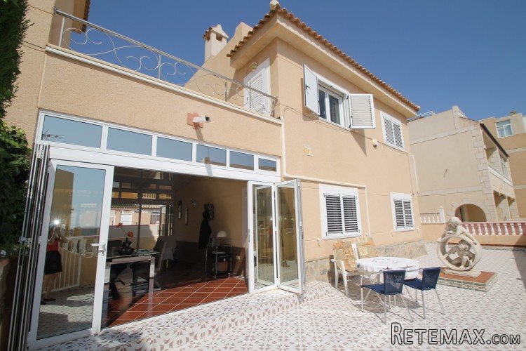 Very well maintained villa in Torrevieja right on the.. - 2