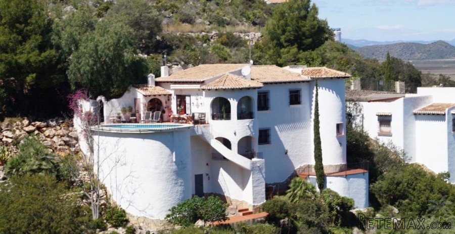 Well priced villa for sale with views to the mountain and..