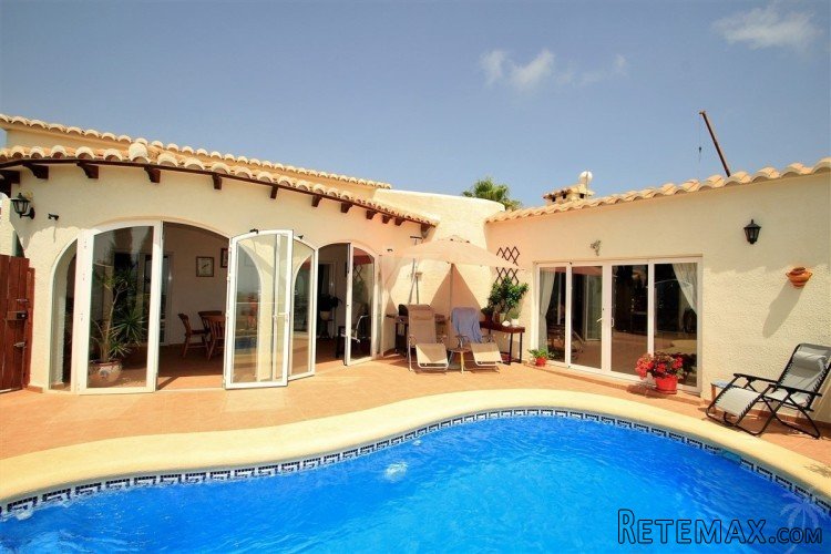 A delightful Sea View villa in a quiet area of Cumbre Del S..
