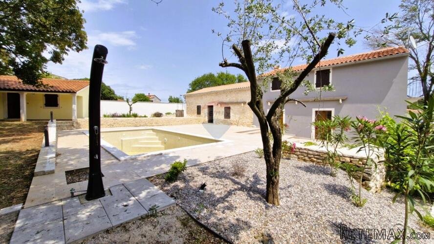 Istra, okolica Barbana- dvojna kuća s bazenom i okućnicom