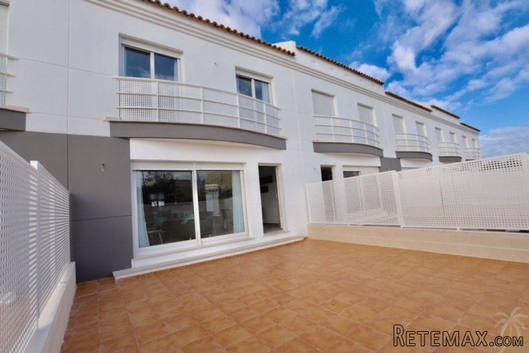 New development located only 500m from the sandy beaches of..