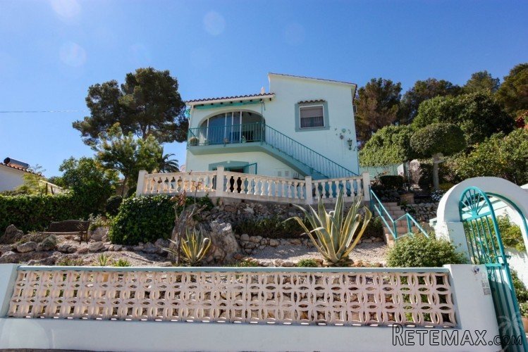 Villa overlooking the sea for sale in Orba. The first floor..
